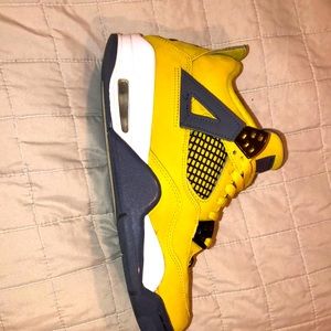 Jordan 4 size 7 Comes with OG box no damage worn a couple times decent condition